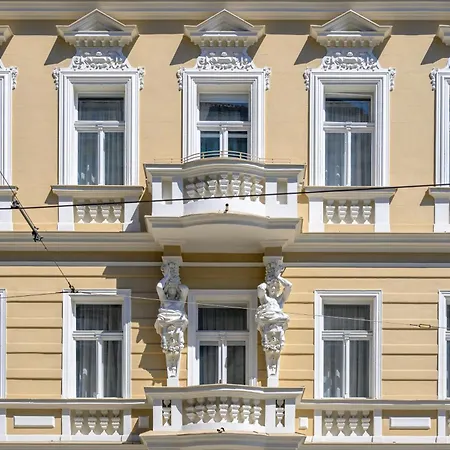 Aparthotel Royal 4*